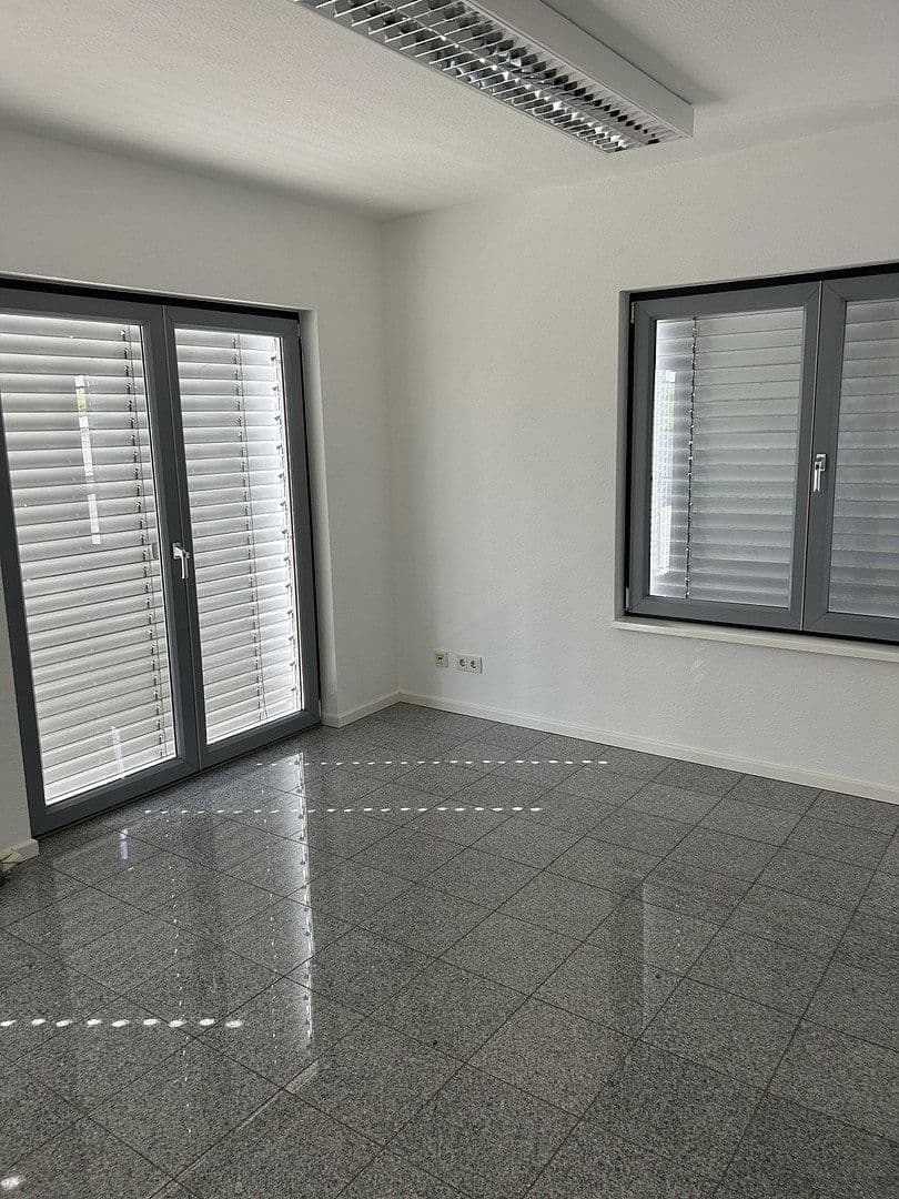 Pronájem kanceláře 130 m², Carl Zeiss Str. 8, Bad Camberg, Hessen Pronájem kanceláře 130 m², Carl Zeiss Str. 8, Bad Camberg, Hessen