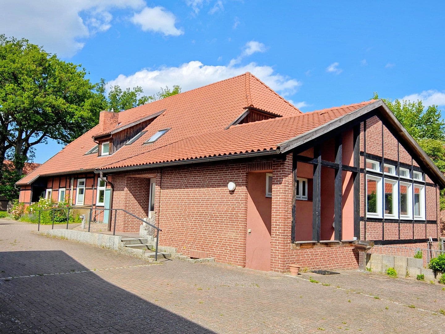 Prodej domu 350 m², pozemek 2.500 m², Soltauer Straße 19, Uelzen, Dolní Sasko Prodej domu 350 m², pozemek 2.500 m², Soltauer Straße 19, Uelzen, Dolní Sasko