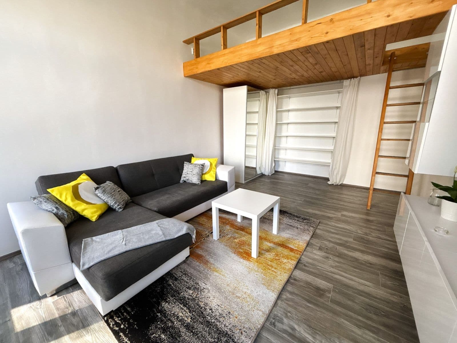 Pronájem bytu 1+1 40 m², Pernerova, Praha, Praha Pronájem bytu 1+1 40 m², Pernerova, Praha, Praha