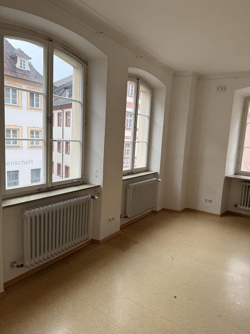 Pronájem bytu 6+1 125 m², Spitalstraße 17, Ellwangen (Jagst), Bádensko-Württembersko Pronájem bytu 6+1 125 m², Spitalstraße 17, Ellwangen (Jagst), Bádensko-Württembersko