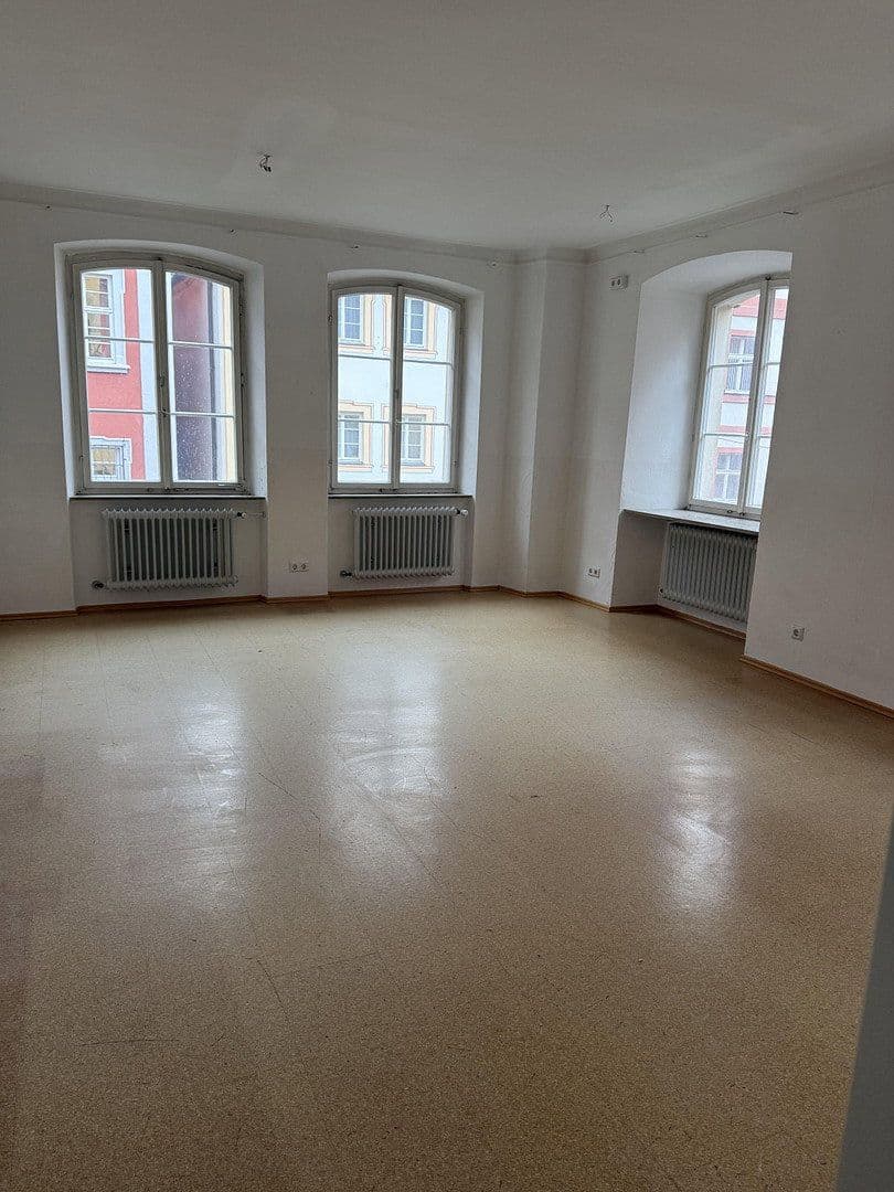 Pronájem bytu 6+1 125 m², Spitalstraße 17, Ellwangen (Jagst), Bádensko-Württembersko Pronájem bytu 6+1 125 m², Spitalstraße 17, Ellwangen (Jagst), Bádensko-Württembersko