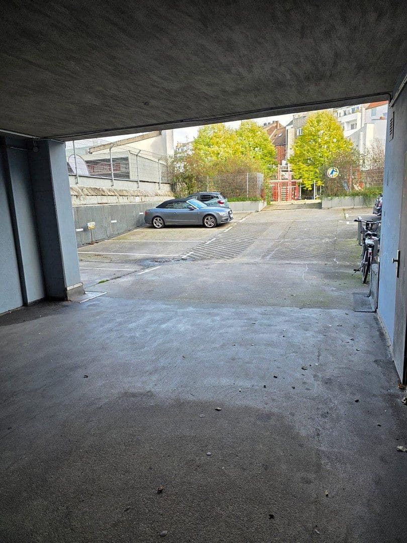 Pronájem garáže, Kölnerstr 44, Düsseldorf, Severní Porýní-Vestfálsko Pronájem garáže, Kölnerstr 44, Düsseldorf, Severní Porýní-Vestfálsko