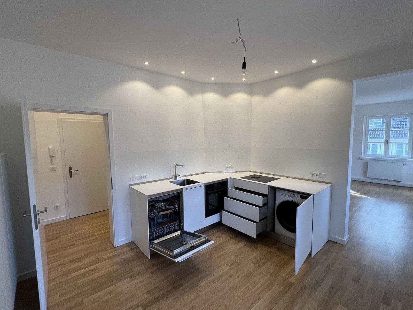 Pronájem bytu 3+1 80 m², Düsseldorf, Severní Porýní-Vestfálsko Pronájem bytu 3+1 80 m², Düsseldorf, Severní Porýní-Vestfálsko