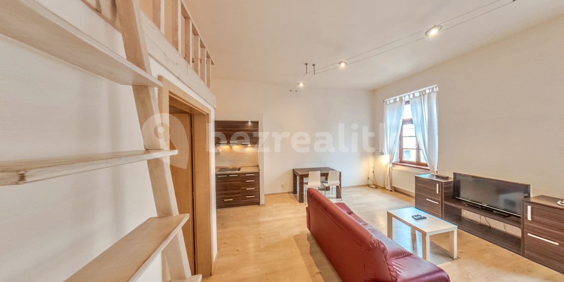 Pronájem bytu 1+kk 50 m², Špitálská, Hradec Králové, Královéhradecký kraj Pronájem bytu 1+kk 50 m², Špitálská, Hradec Králové, Královéhradecký kraj