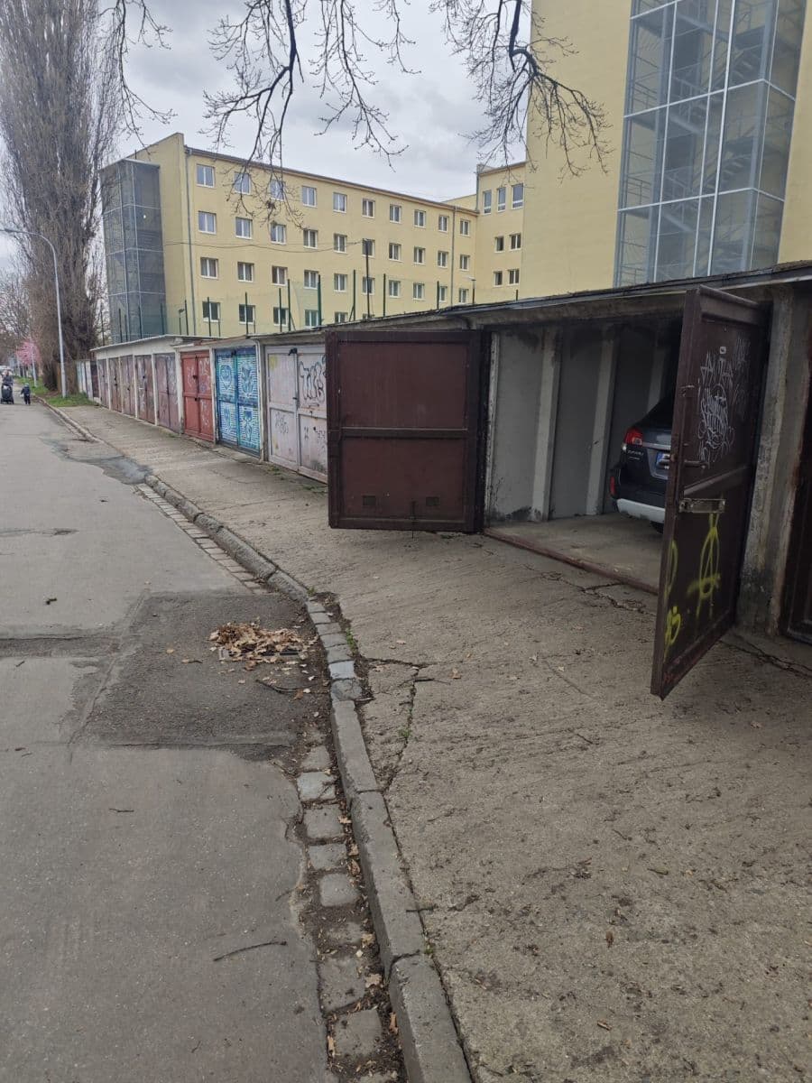 Pronájem garáže 20 m², Sazenice, Brno, Jihomoravský kraj Pronájem garáže 20 m², Sazenice, Brno, Jihomoravský kraj