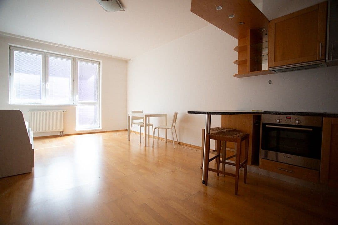 Pronájem bytu 1+kk 38 m², Za valem, Praha, Praha Pronájem bytu 1+kk 38 m², Za valem, Praha, Praha