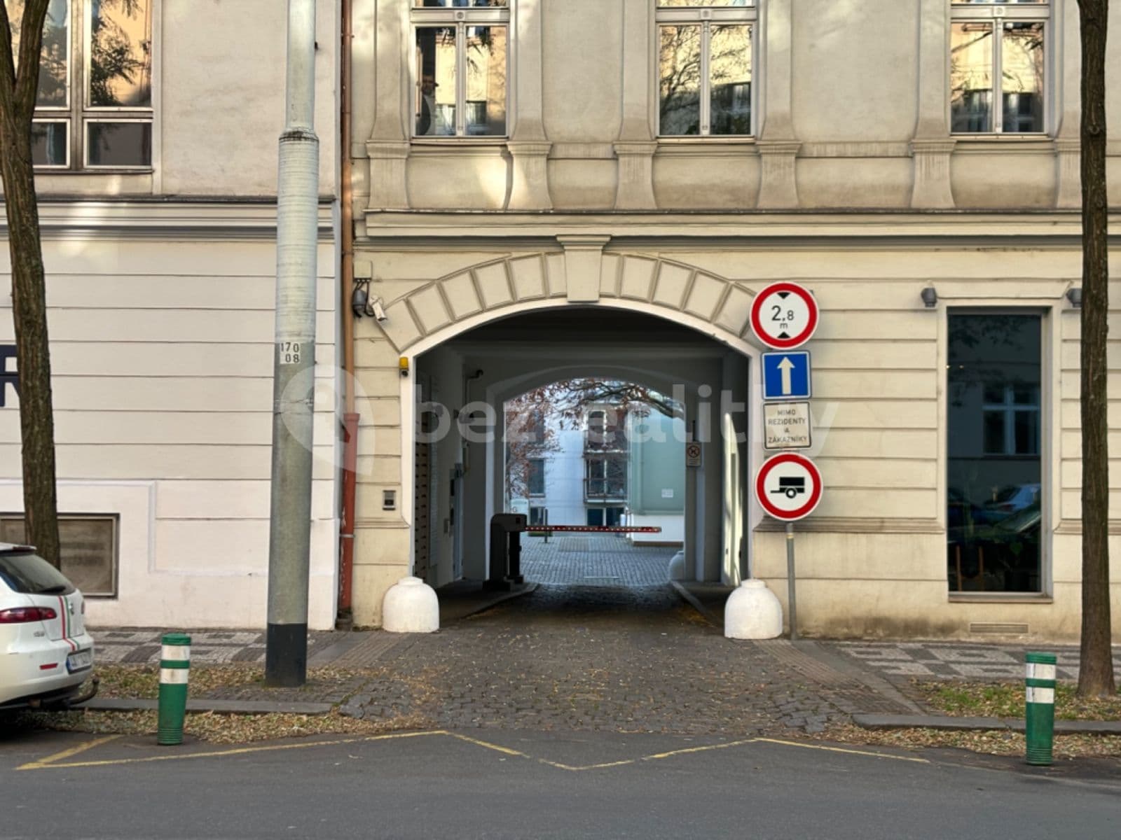 Pronájem garáže 13 m², Korunní, Praha, Praha Pronájem garáže 13 m², Korunní, Praha, Praha