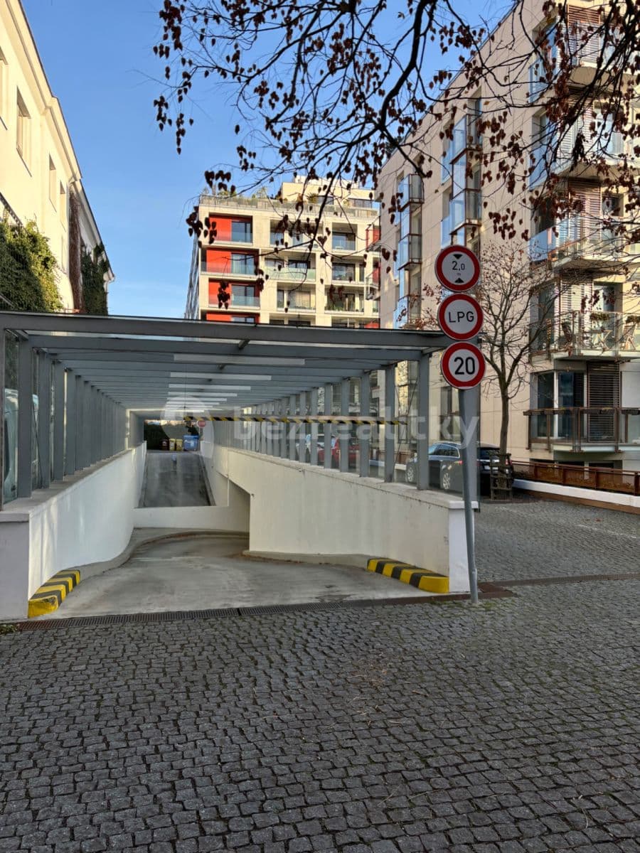 Pronájem garáže 13 m², Korunní, Praha, Praha Pronájem garáže 13 m², Korunní, Praha, Praha