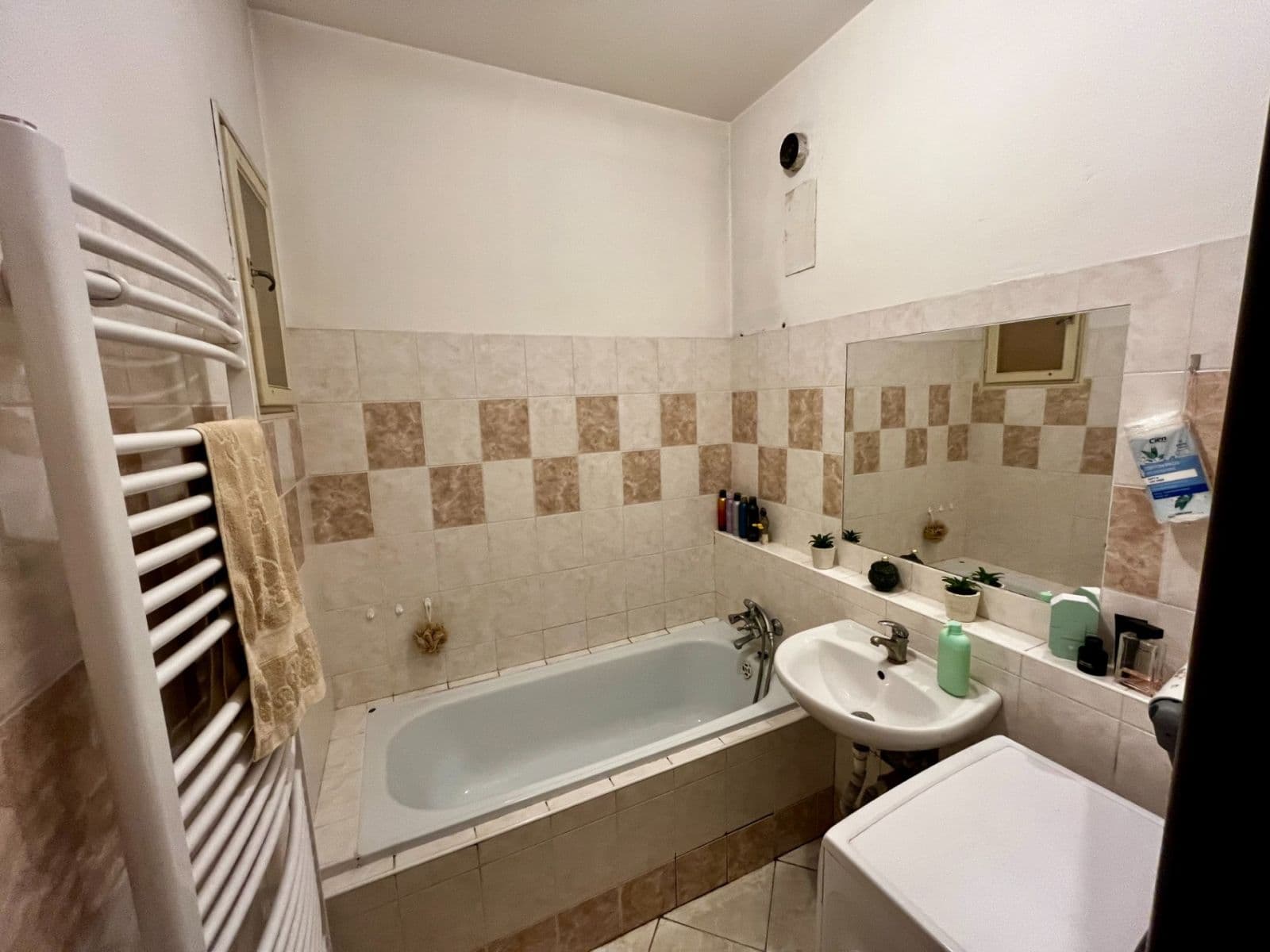 Pronájem bytu 1+kk 22 m², Sakařova, Pardubice, Pardubický kraj Pronájem bytu 1+kk 22 m², Sakařova, Pardubice, Pardubický kraj