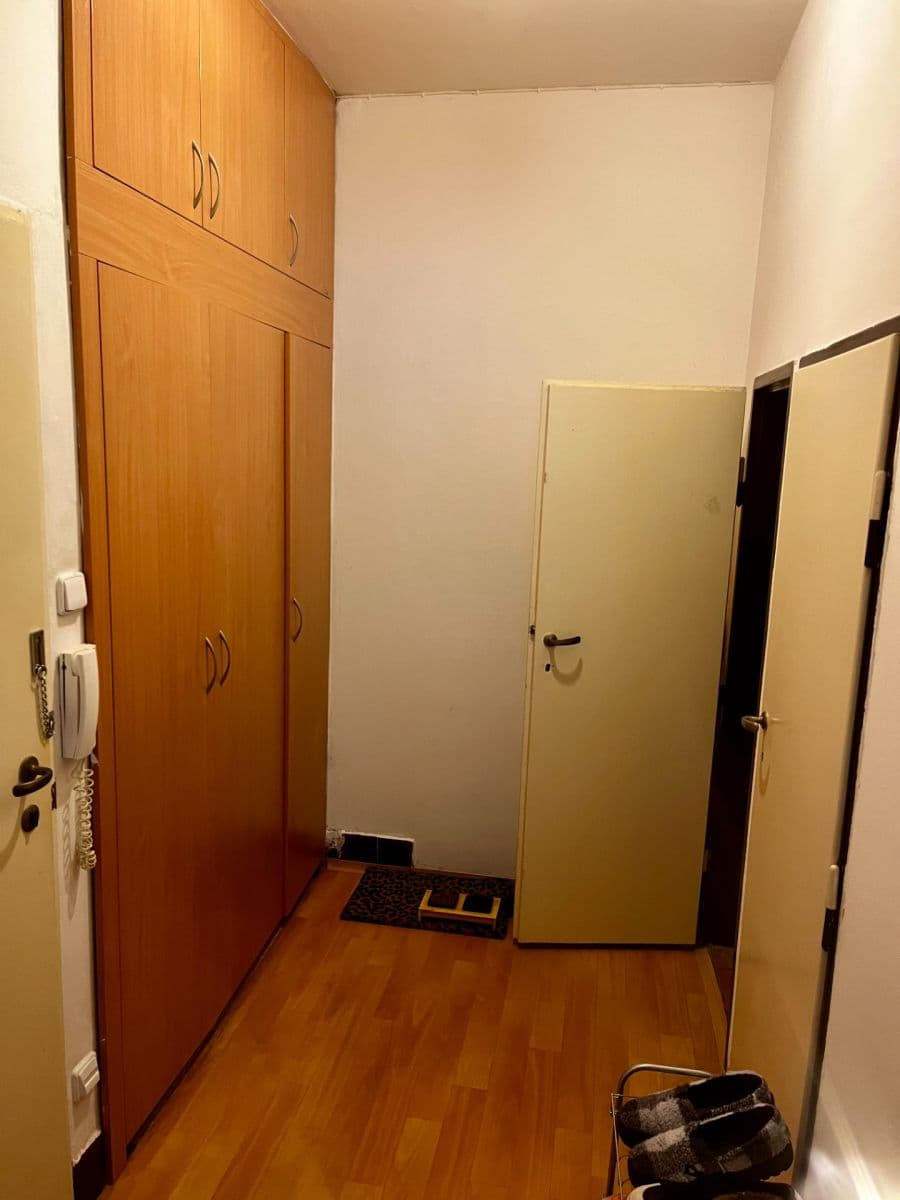 Pronájem bytu 1+kk 22 m², Sakařova, Pardubice, Pardubický kraj Pronájem bytu 1+kk 22 m², Sakařova, Pardubice, Pardubický kraj