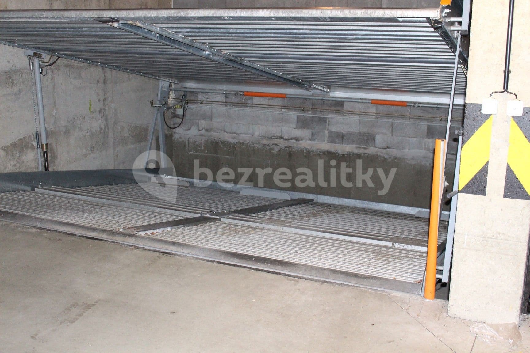Pronájem garáže 13 m², Františka Kadlece, Praha, Praha Pronájem garáže 13 m², Františka Kadlece, Praha, Praha