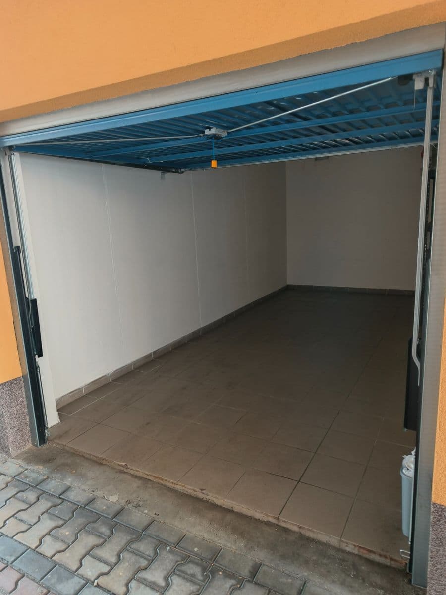 Pronájem garáže 16 m², Hnězdenská, Praha, Praha Pronájem garáže 16 m², Hnězdenská, Praha, Praha