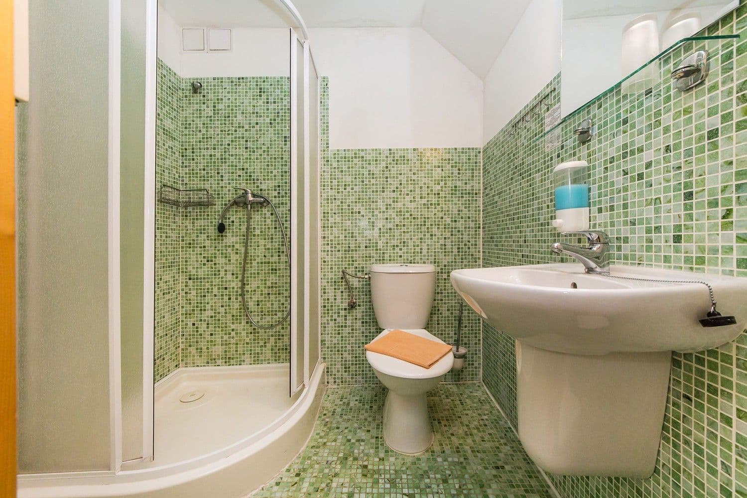 Prodej nebytového prostoru 1.200 m², Pecka, Královéhradecký kraj Prodej nebytového prostoru 1.200 m², Pecka, Královéhradecký kraj