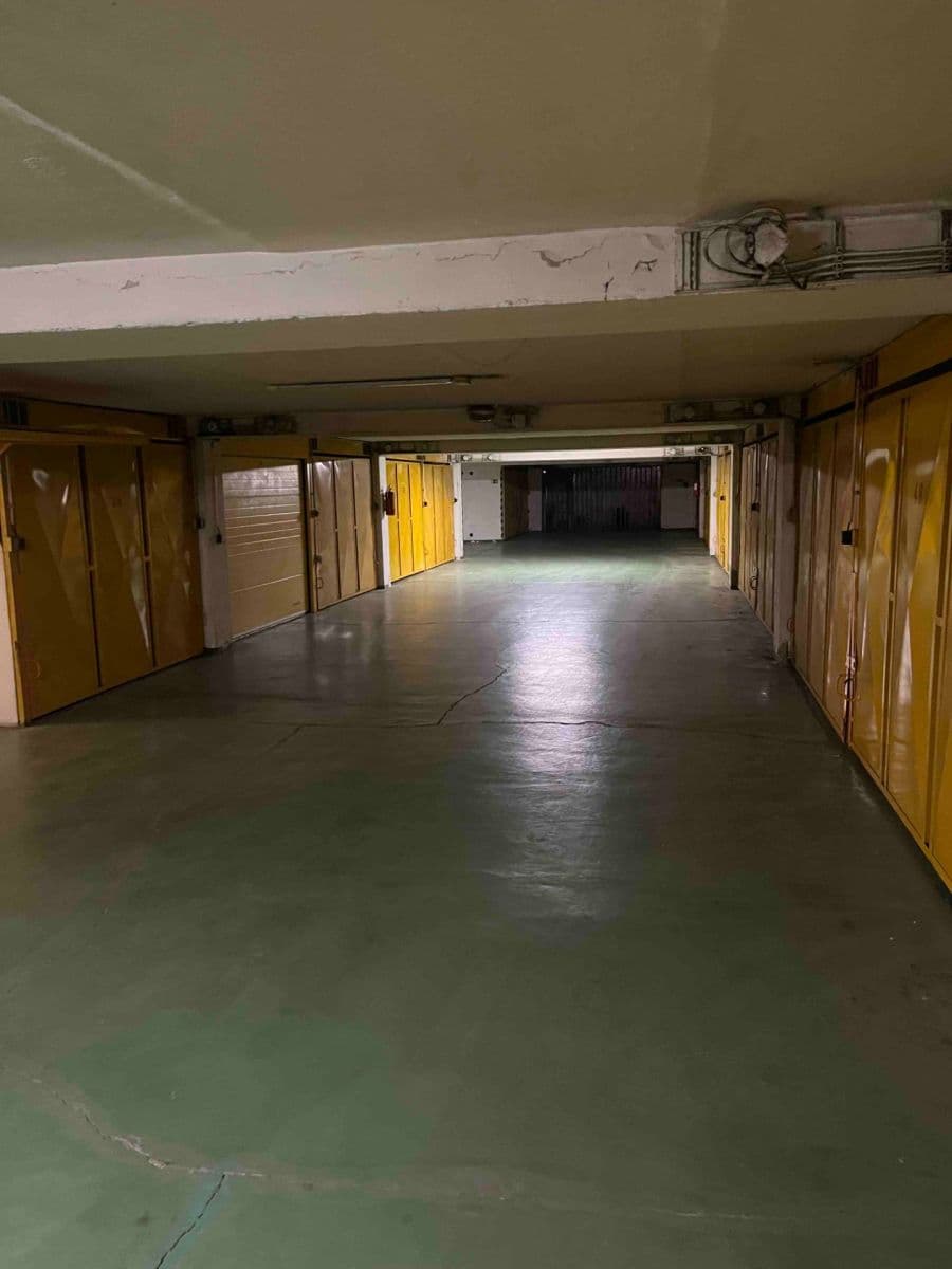 Pronájem garáže 18 m², Olšanské náměstí, Praha, Praha Pronájem garáže 18 m², Olšanské náměstí, Praha, Praha