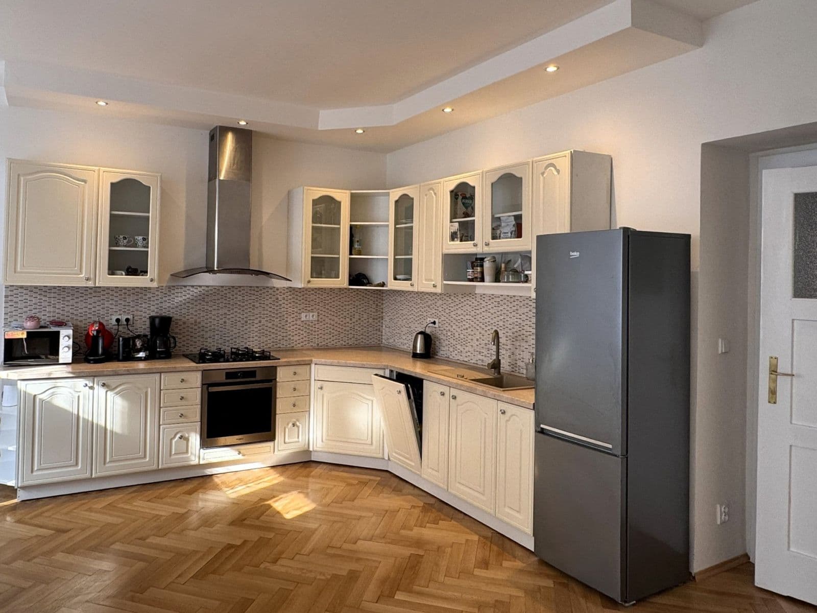 Pronájem bytu 3+1 125 m², náměstí Jiřího z Poděbrad, Praha, Praha Pronájem bytu 3+1 125 m², náměstí Jiřího z Poděbrad, Praha, Praha