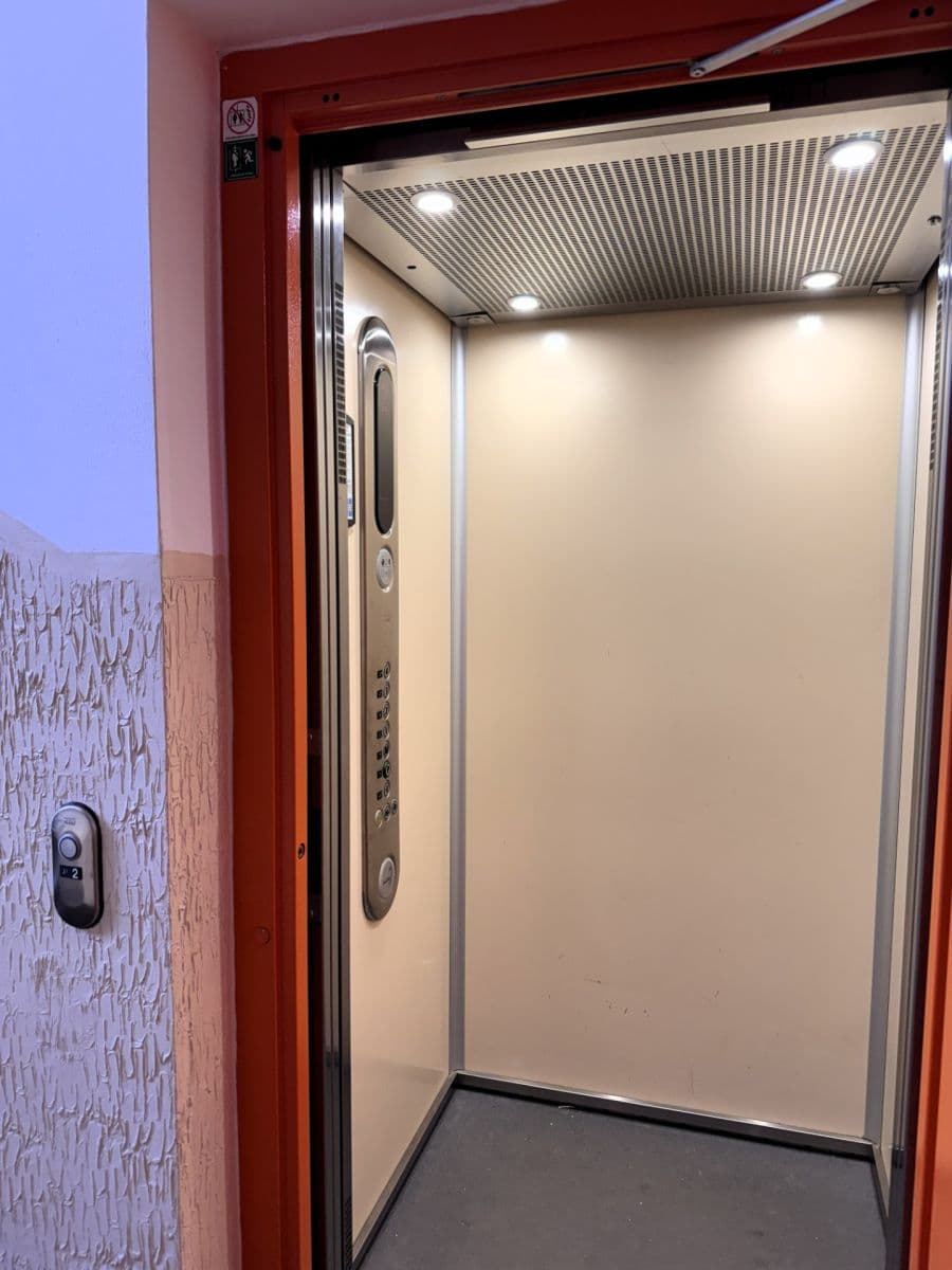 Pronájem bytu 3+1 125 m², náměstí Jiřího z Poděbrad, Praha, Praha Pronájem bytu 3+1 125 m², náměstí Jiřího z Poděbrad, Praha, Praha