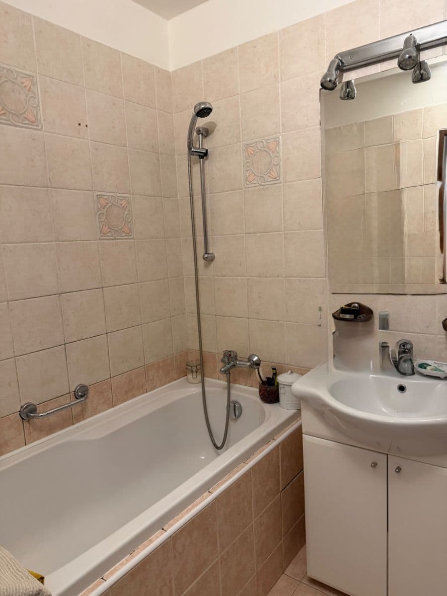 Pronájem bytu 3+1 70 m², Holčovická, Praha, Praha Pronájem bytu 3+1 70 m², Holčovická, Praha, Praha