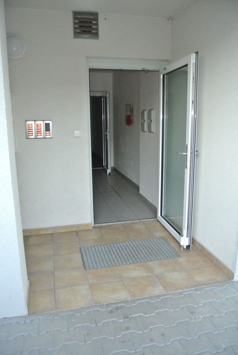 Pronájem bytu 2+kk 50 m², Lomená, Zbuzany, Středočeský kraj Pronájem bytu 2+kk 50 m², Lomená, Zbuzany, Středočeský kraj