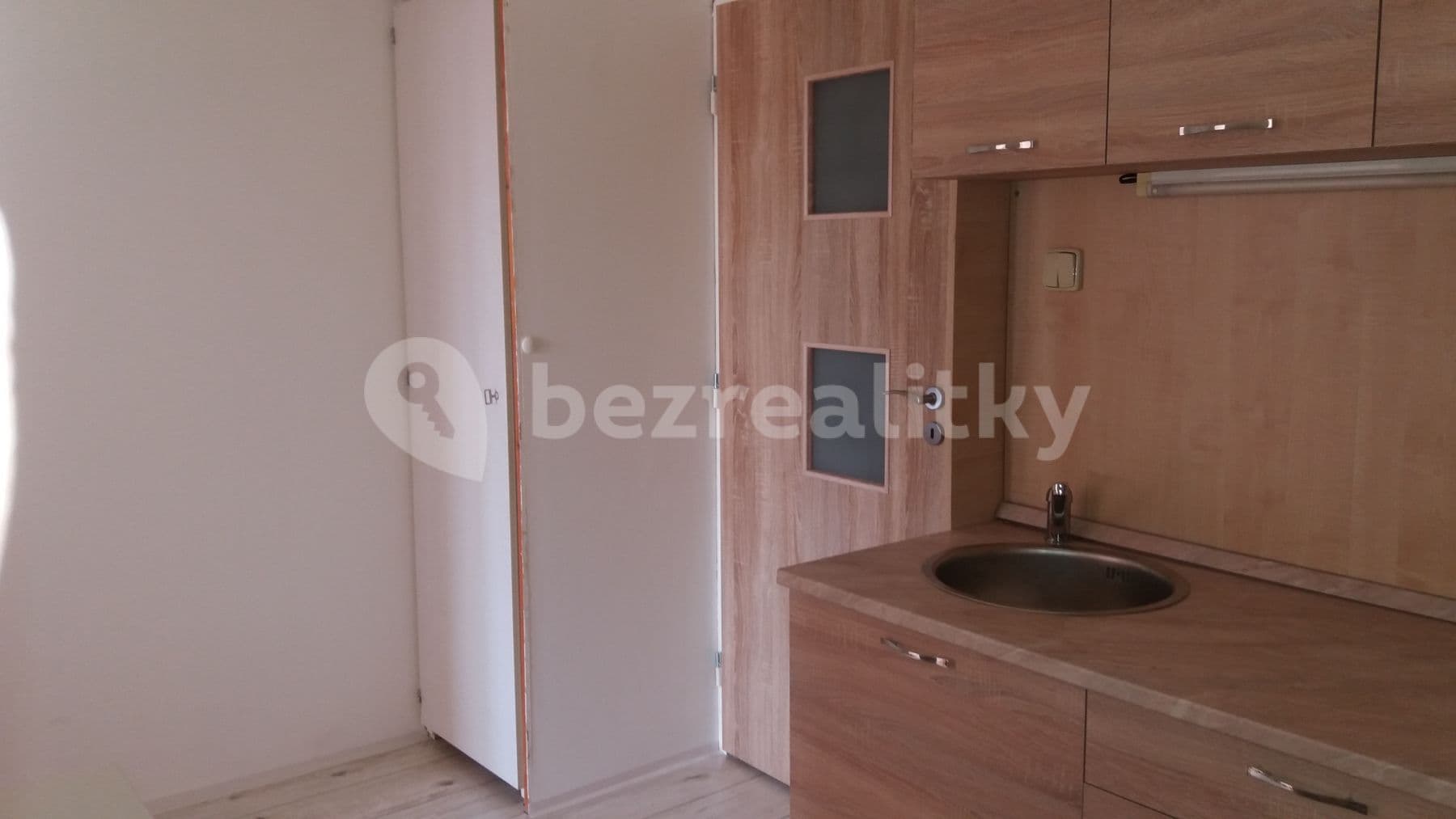 Pronájem bytu 1+kk 33 m², náměstí Přátelství, Tábor, Jihočeský kraj Pronájem bytu 1+kk 33 m², náměstí Přátelství, Tábor, Jihočeský kraj