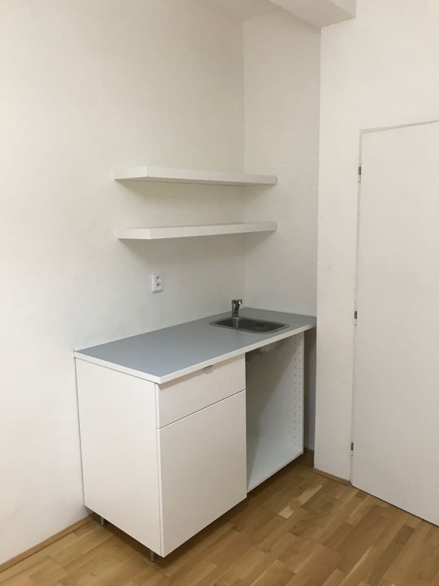 Pronájem bytu 1+kk 18 m², Přístavní, Praha, Praha Pronájem bytu 1+kk 18 m², Přístavní, Praha, Praha