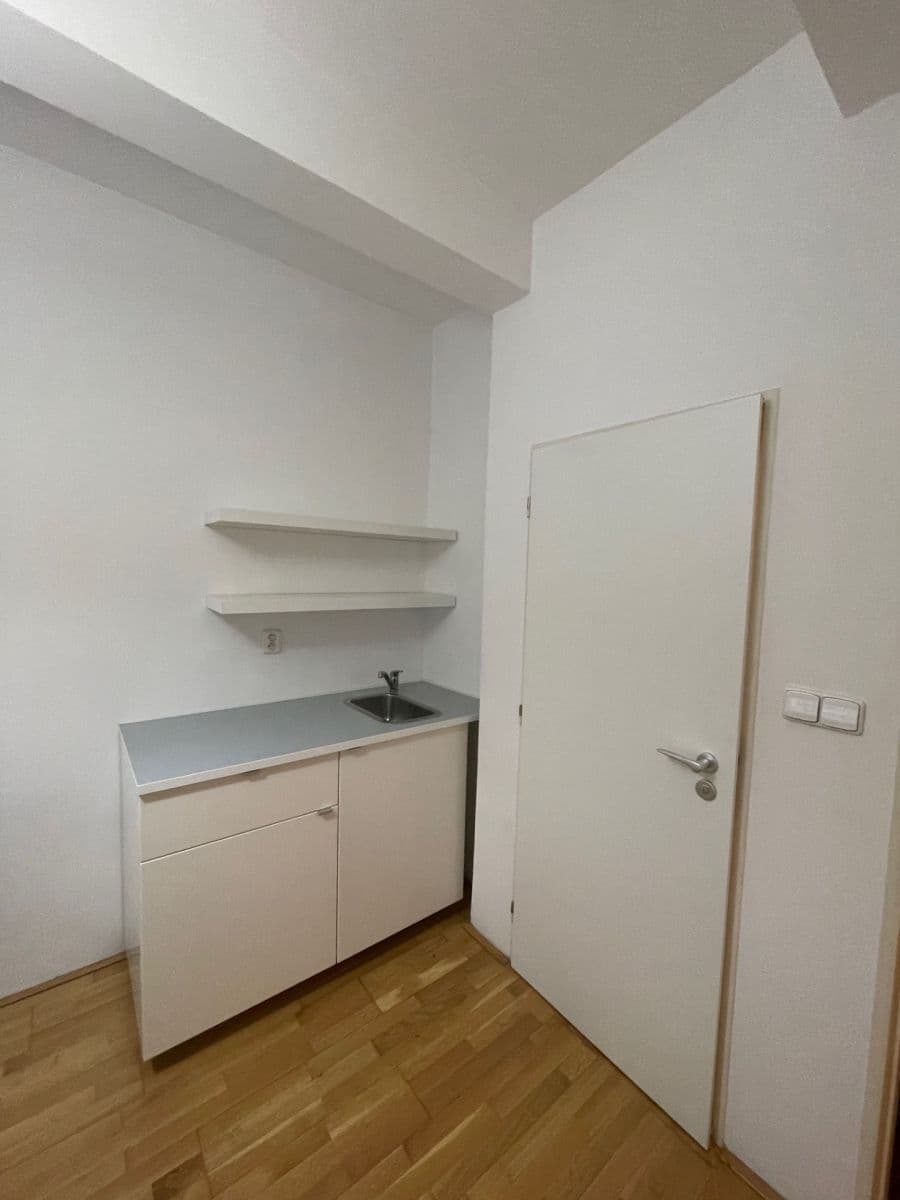 Pronájem bytu 1+kk 17 m², Přístavní, Praha, Praha Pronájem bytu 1+kk 17 m², Přístavní, Praha, Praha