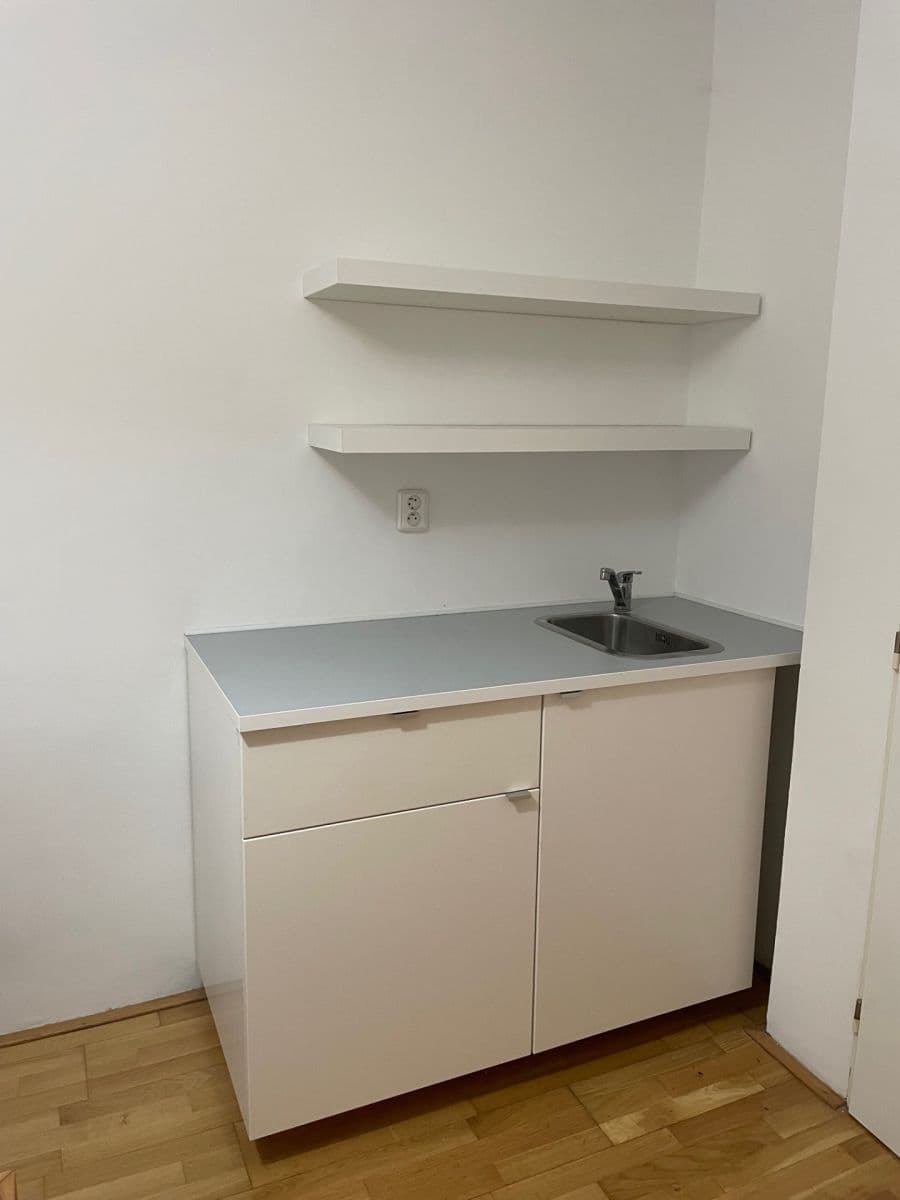 Pronájem bytu 1+kk 17 m², Přístavní, Praha, Praha Pronájem bytu 1+kk 17 m², Přístavní, Praha, Praha