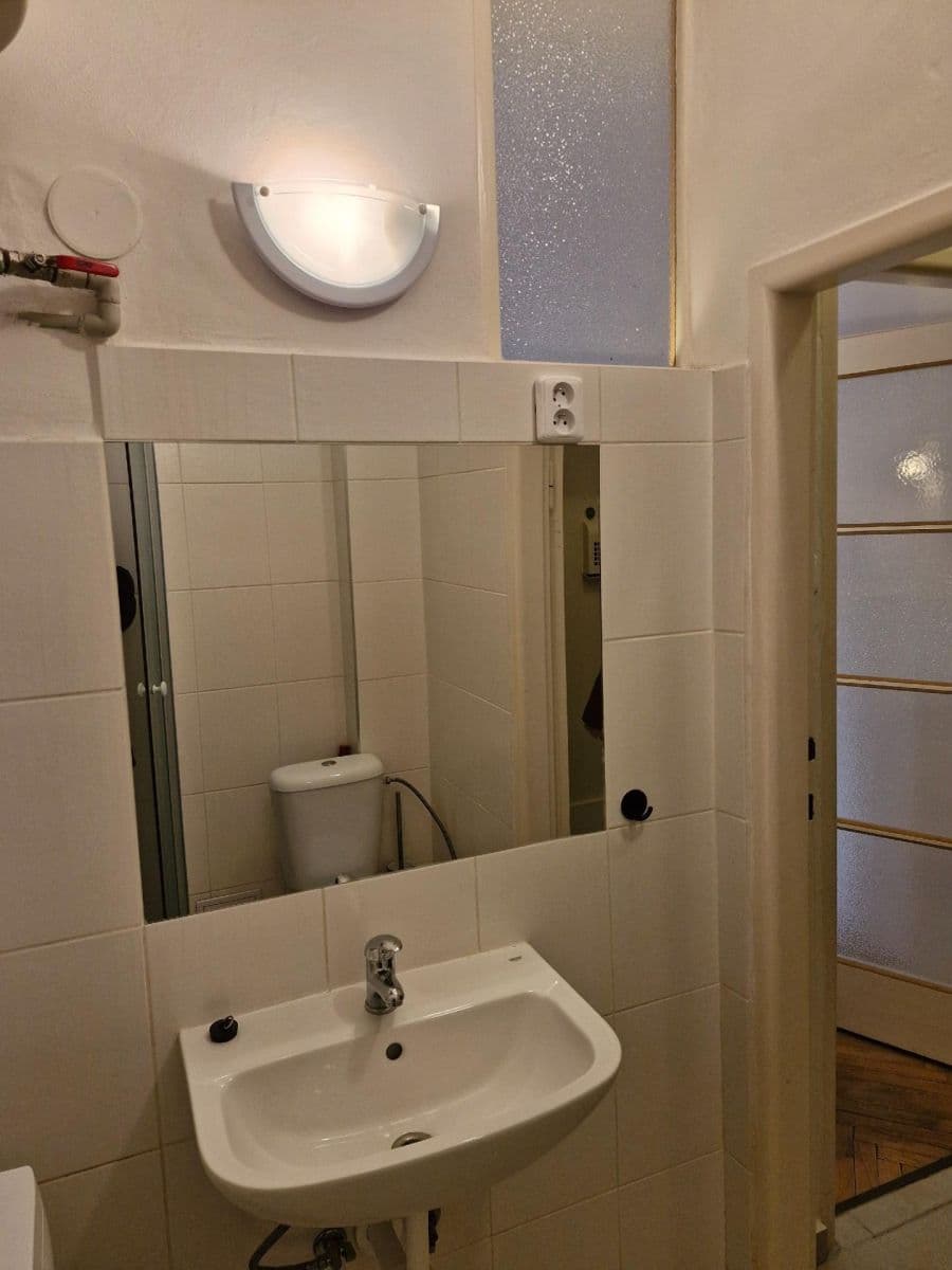 Pronájem bytu 1+kk 28 m², Husinecká, Praha, Praha Pronájem bytu 1+kk 28 m², Husinecká, Praha, Praha