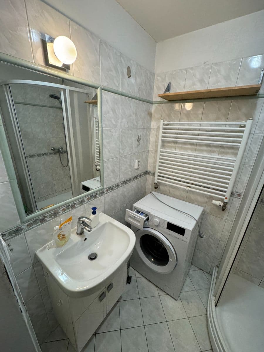 Pronájem bytu 2+1 52 m², Pod pekárnami, Praha, Praha Pronájem bytu 2+1 52 m², Pod pekárnami, Praha, Praha