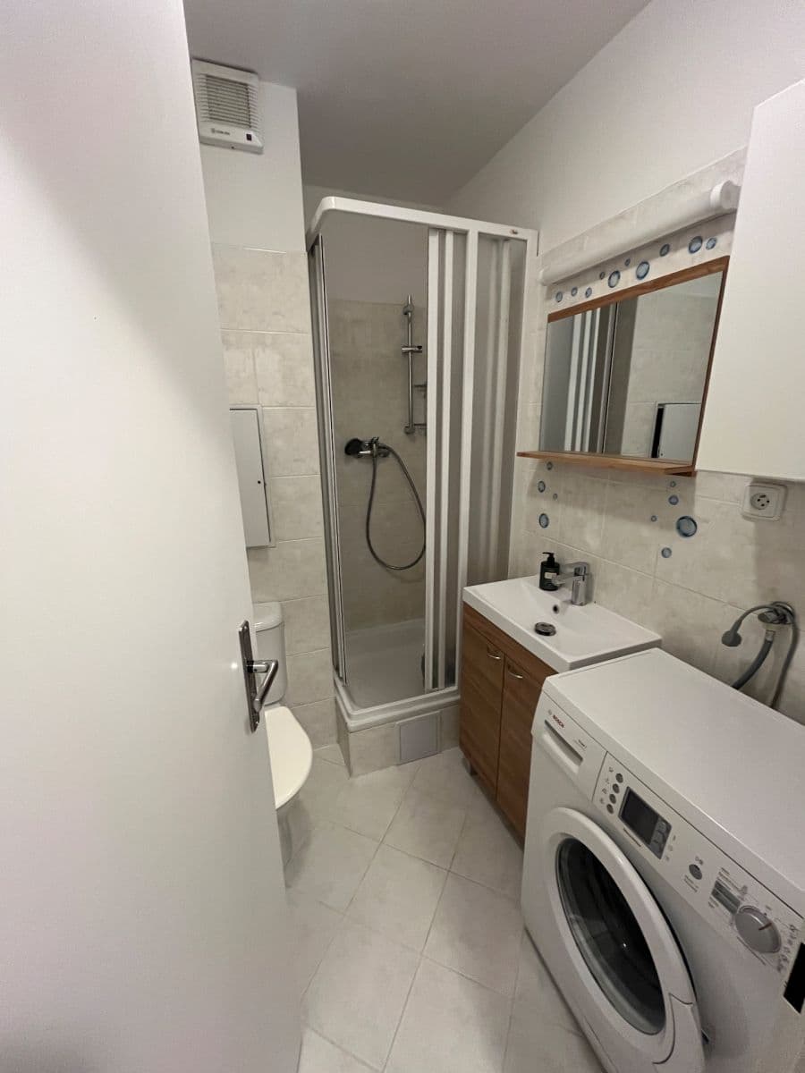 Pronájem bytu 1+kk 38 m², Lipnická, Praha, Praha Pronájem bytu 1+kk 38 m², Lipnická, Praha, Praha