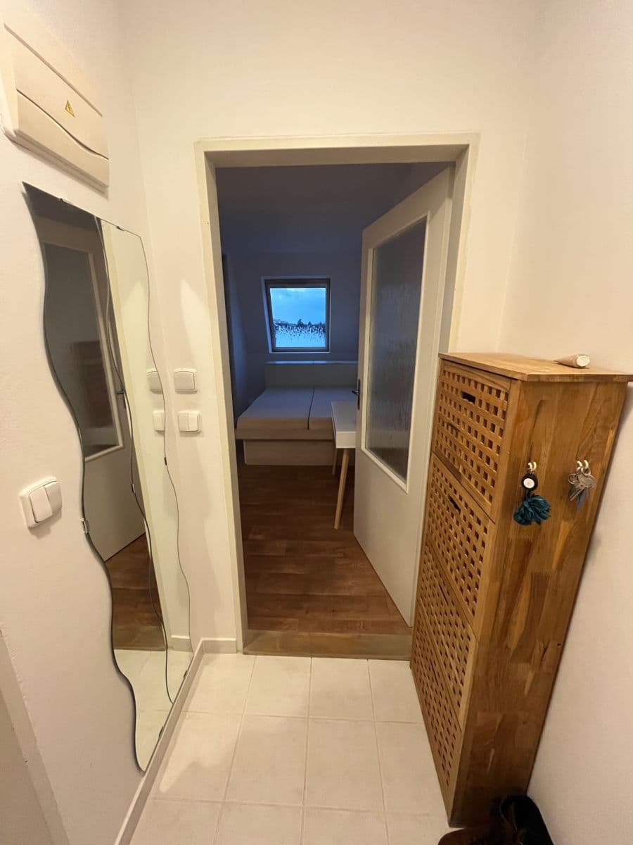 Pronájem bytu 1+kk 38 m², Lipnická, Praha, Praha Pronájem bytu 1+kk 38 m², Lipnická, Praha, Praha