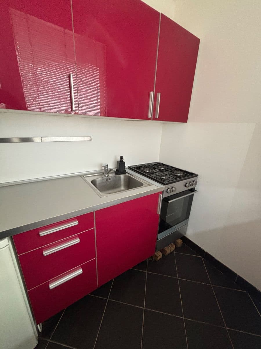 Pronájem bytu 1+kk 30 m², Kaplická, Praha, Praha Pronájem bytu 1+kk 30 m², Kaplická, Praha, Praha