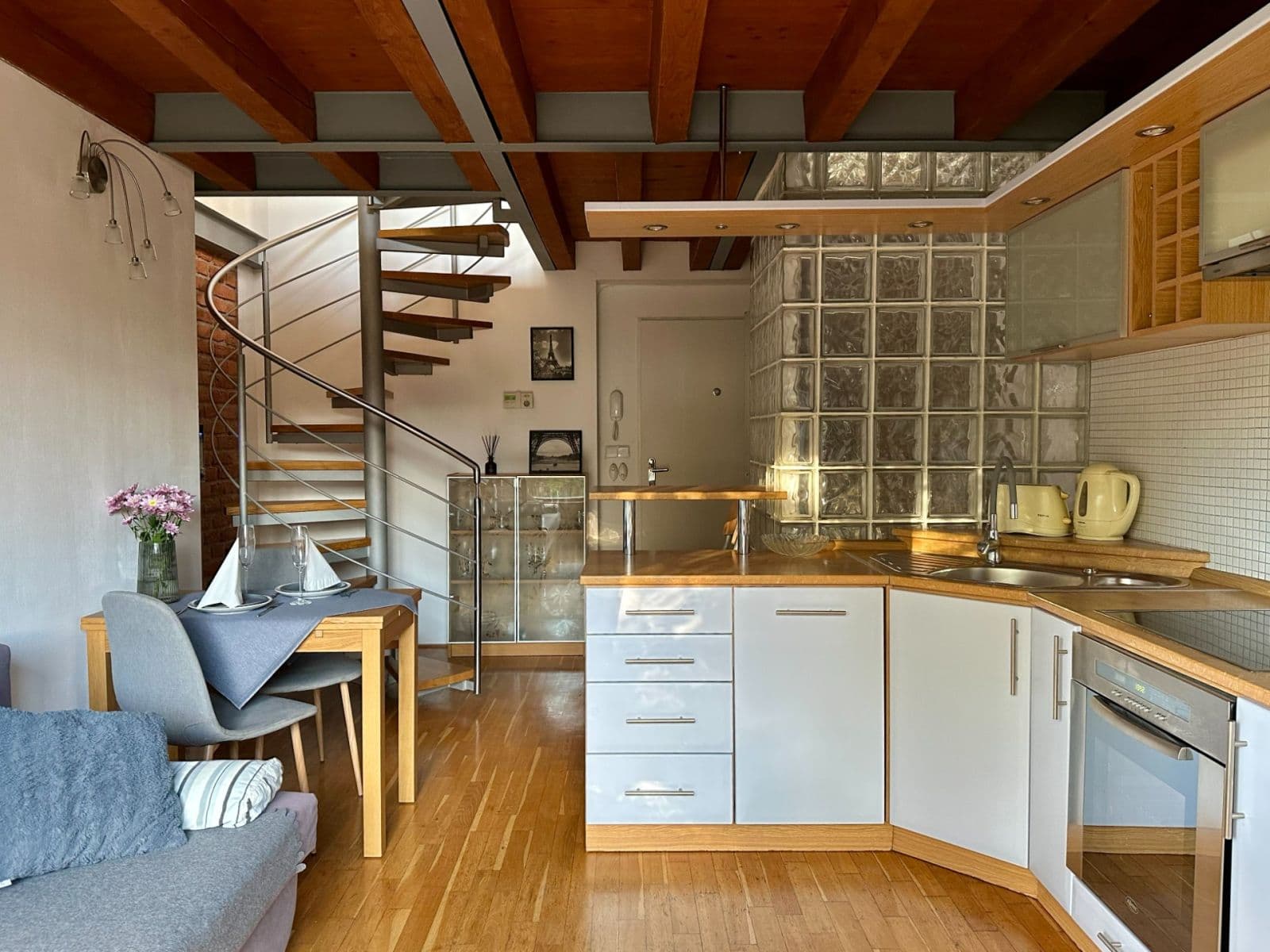 Pronájem bytu 2+kk 50 m², Hořejší nábřeží, Praha, Praha Pronájem bytu 2+kk 50 m², Hořejší nábřeží, Praha, Praha