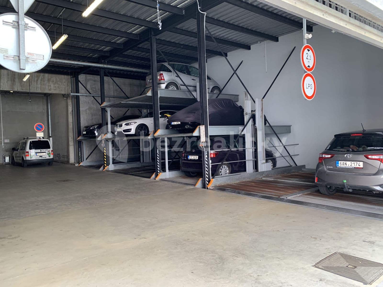 Pronájem garáže 12 m², Novákových, Praha, Praha Pronájem garáže 12 m², Novákových, Praha, Praha