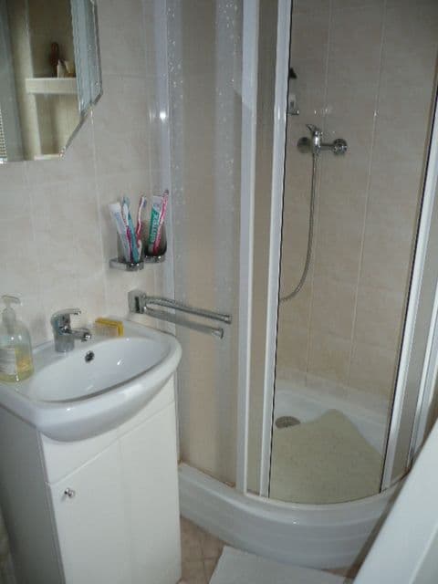 Pronájem bytu 1+1 25 m², Horova, Roztoky, Středočeský kraj Pronájem bytu 1+1 25 m², Horova, Roztoky, Středočeský kraj