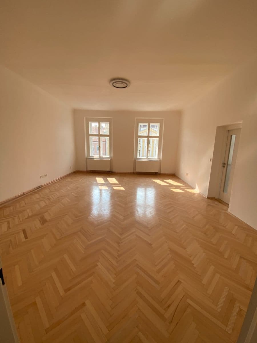 Pronájem bytu 3+1 100 m², Velké náměstí, Písek, Jihočeský kraj Pronájem bytu 3+1 100 m², Velké náměstí, Písek, Jihočeský kraj