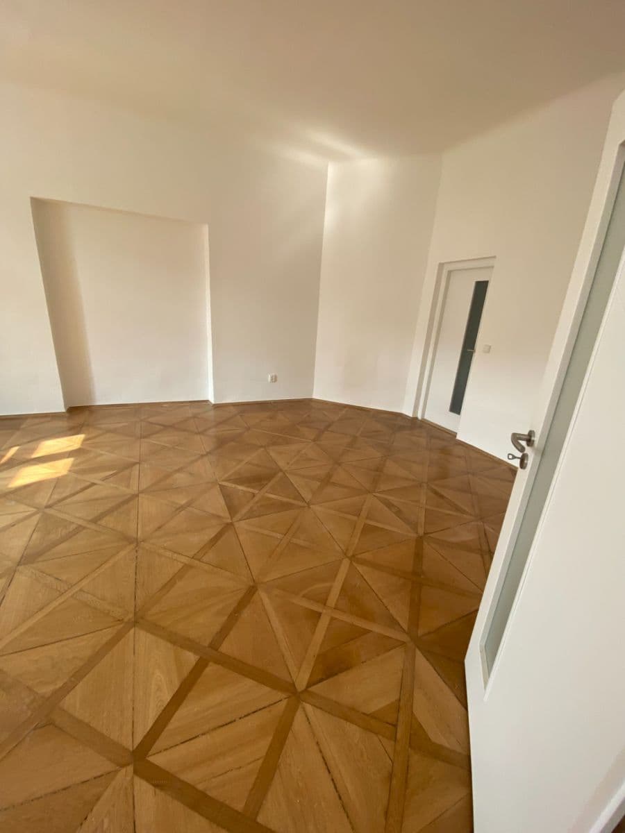 Pronájem bytu 3+1 100 m², Velké náměstí, Písek, Jihočeský kraj Pronájem bytu 3+1 100 m², Velké náměstí, Písek, Jihočeský kraj