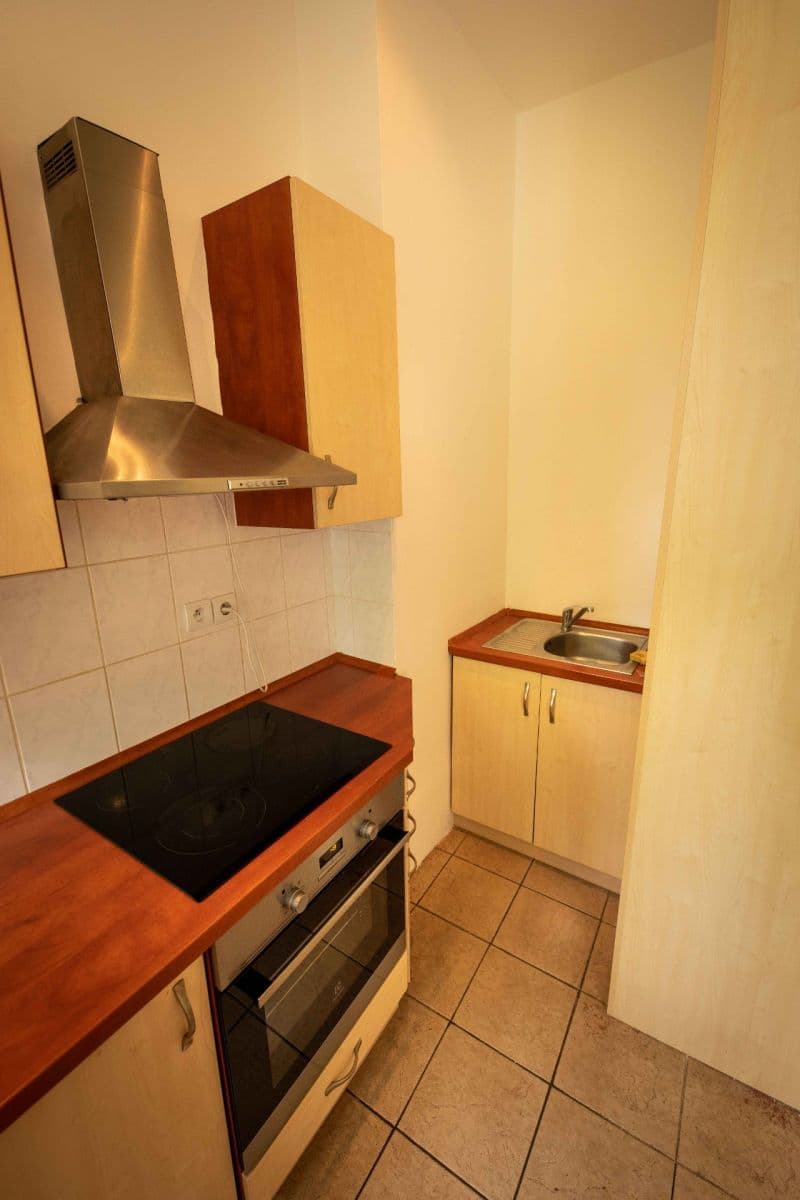 Pronájem bytu 2+1 80 m², Bělehradská, Praha, Praha Pronájem bytu 2+1 80 m², Bělehradská, Praha, Praha