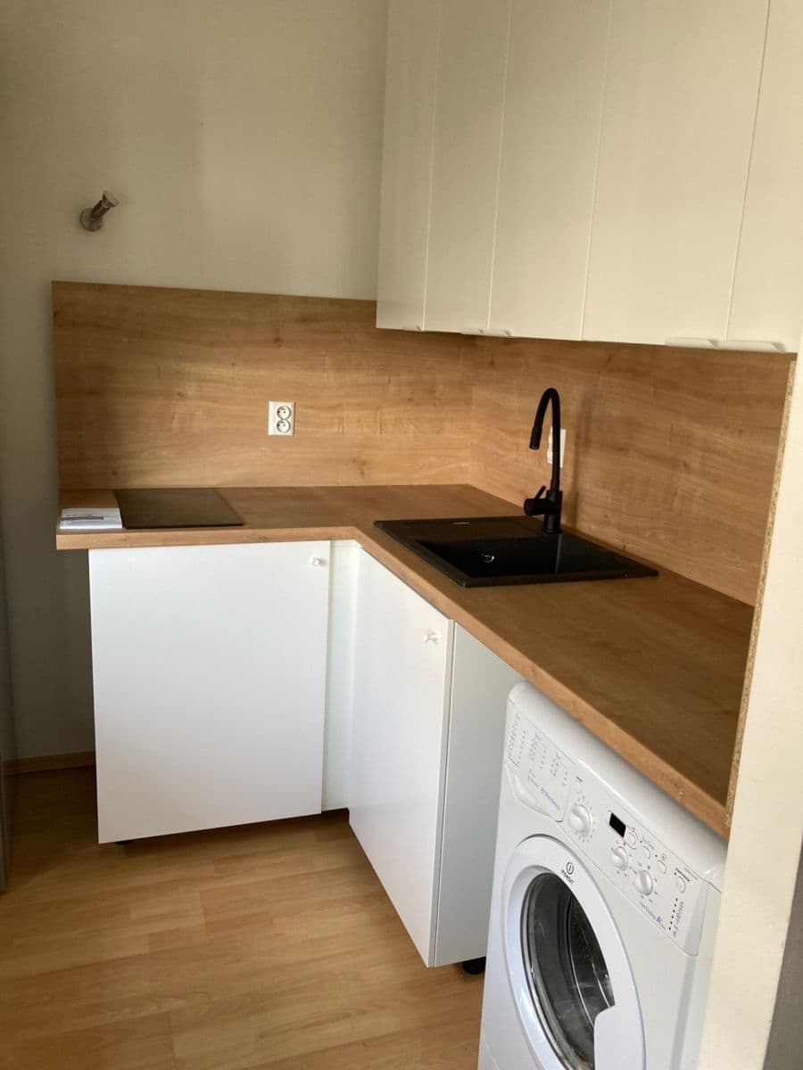 Pronájem bytu 1+kk 40 m², Březnická, Zlín, Zlínský kraj Pronájem bytu 1+kk 40 m², Březnická, Zlín, Zlínský kraj