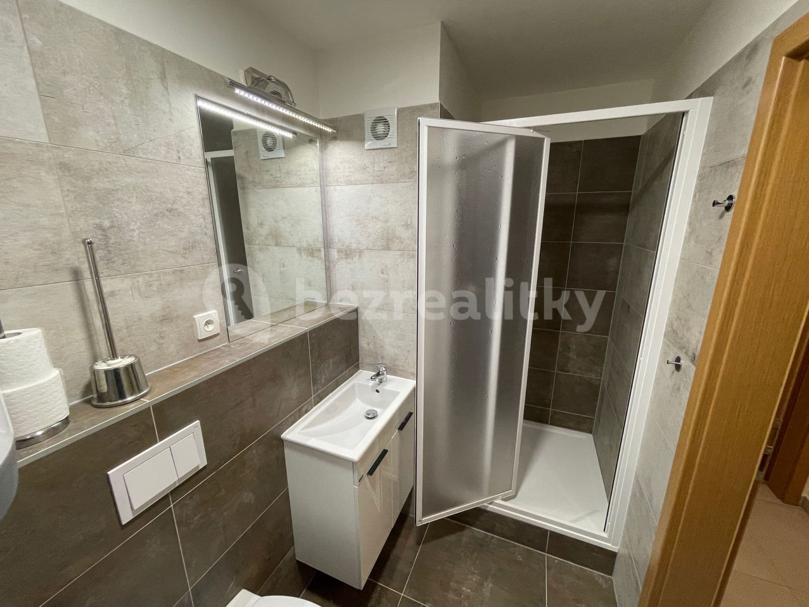 Pronájem bytu 2+kk 54 m², Chýně, Středočeský kraj Pronájem bytu 2+kk 54 m², Chýně, Středočeský kraj