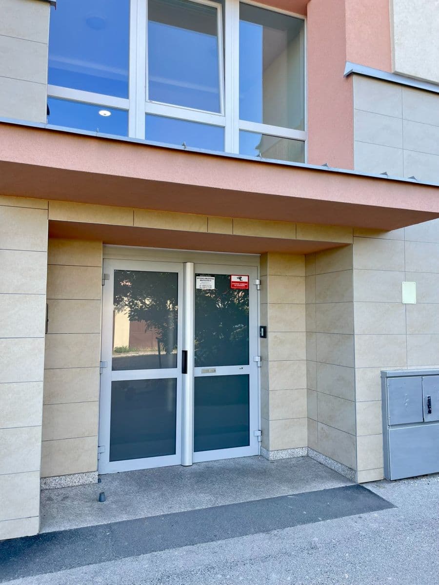 Pronájem bytu 1+1 25 m², Kominárska, Nové Mesto, Bratislavský kraj Pronájem bytu 1+1 25 m², Kominárska, Nové Mesto, Bratislavský kraj