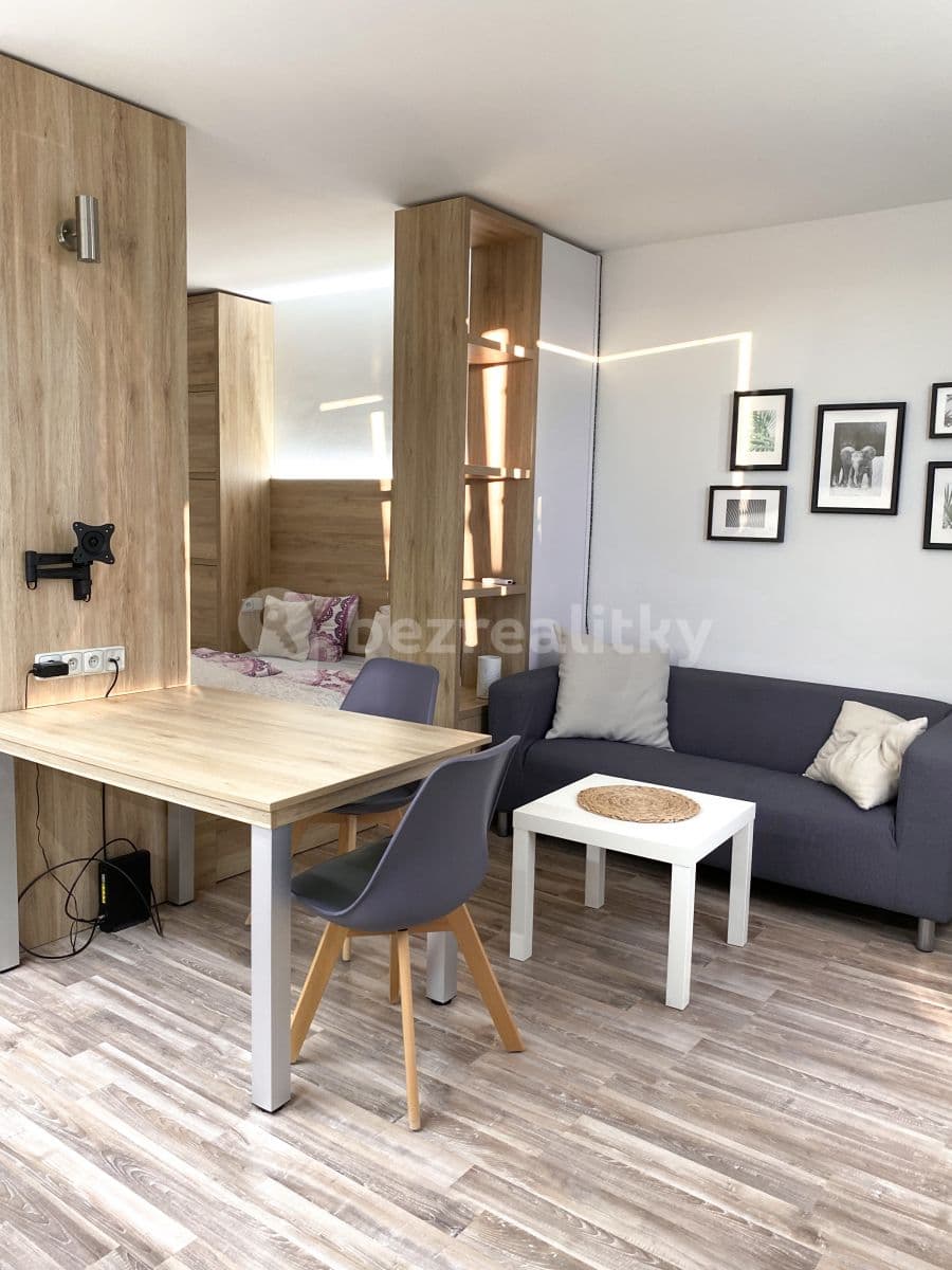 Pronájem bytu 1+kk 32 m², Topolová, Praha, Praha Pronájem bytu 1+kk 32 m², Topolová, Praha, Praha