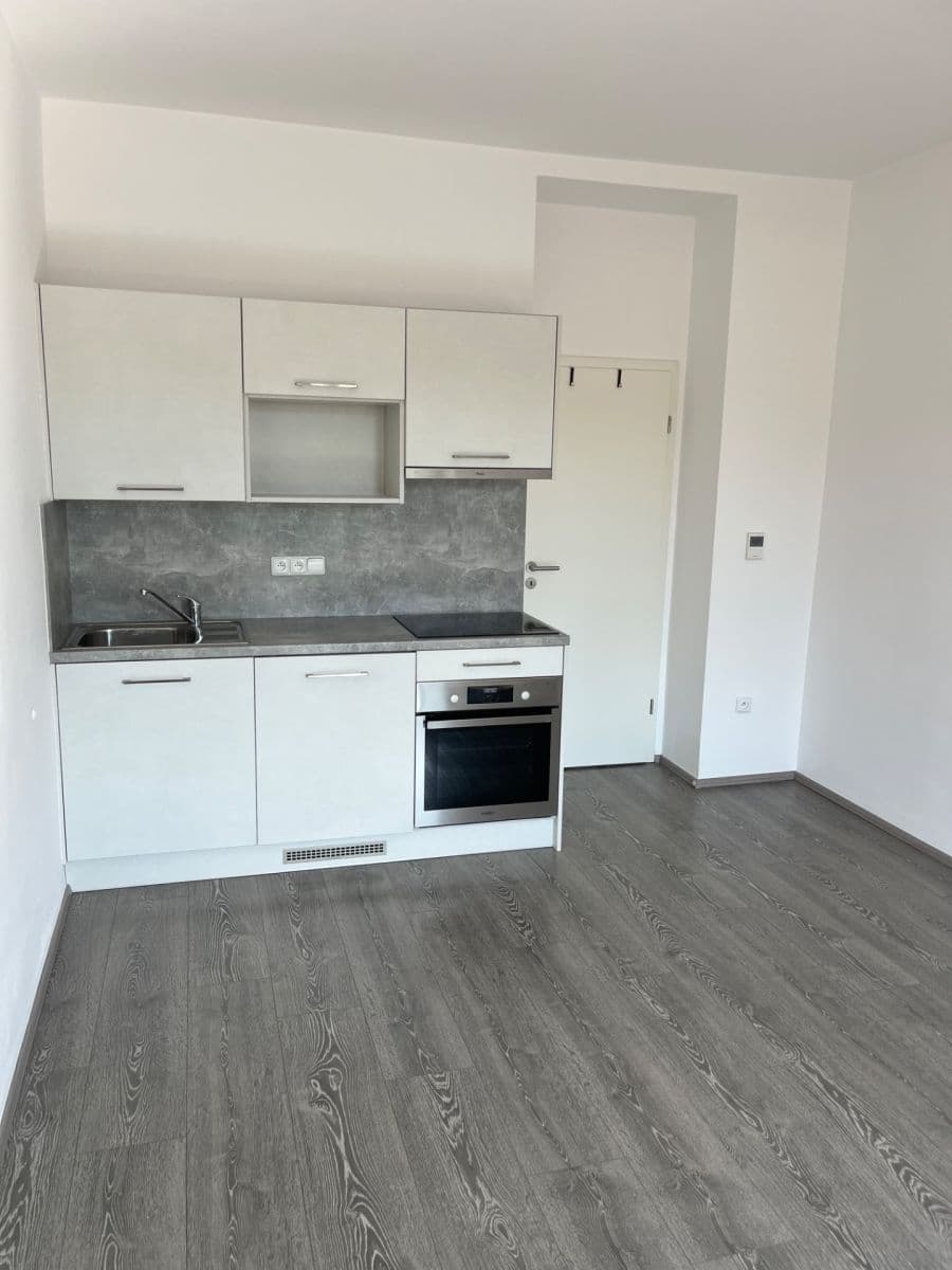 Pronájem bytu 1+kk 28 m², Omská, Praha, Praha Pronájem bytu 1+kk 28 m², Omská, Praha, Praha