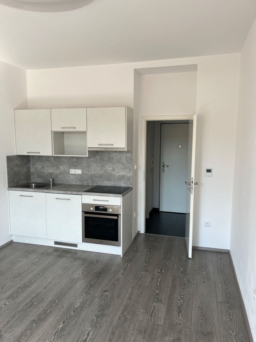 Pronájem bytu 1+kk 28 m², Omská, Praha, Praha Pronájem bytu 1+kk 28 m², Omská, Praha, Praha