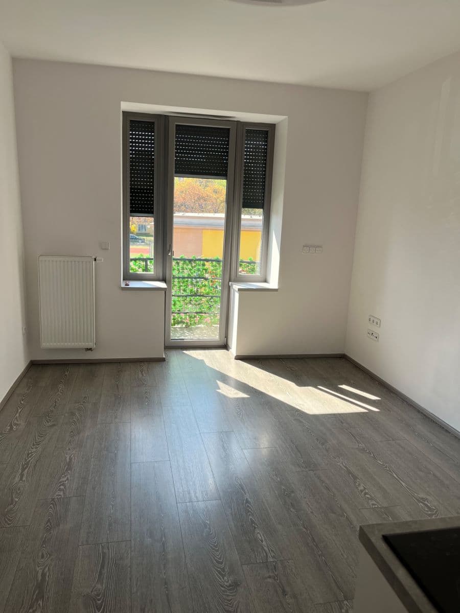 Pronájem bytu 1+kk 28 m², Omská, Praha, Praha Pronájem bytu 1+kk 28 m², Omská, Praha, Praha