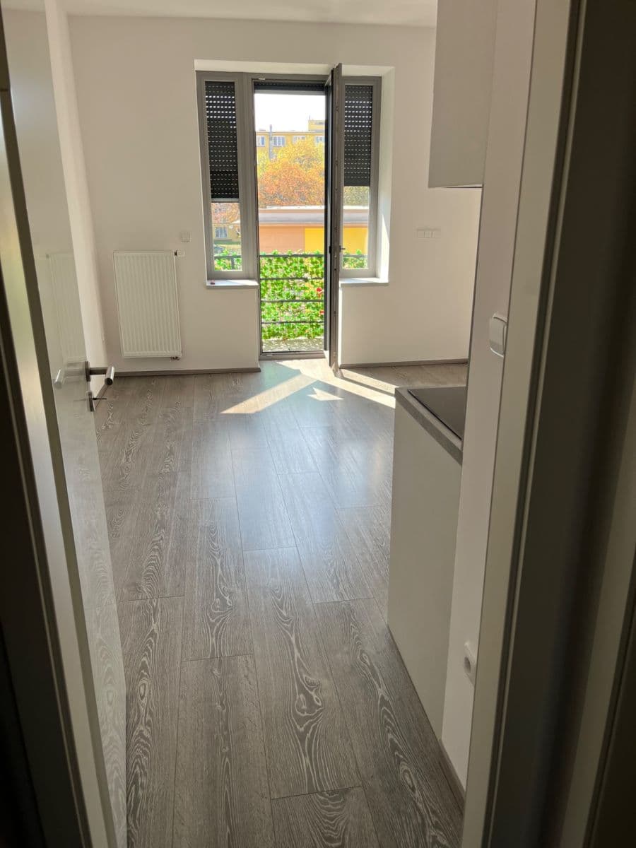 Pronájem bytu 1+kk 28 m², Omská, Praha, Praha Pronájem bytu 1+kk 28 m², Omská, Praha, Praha