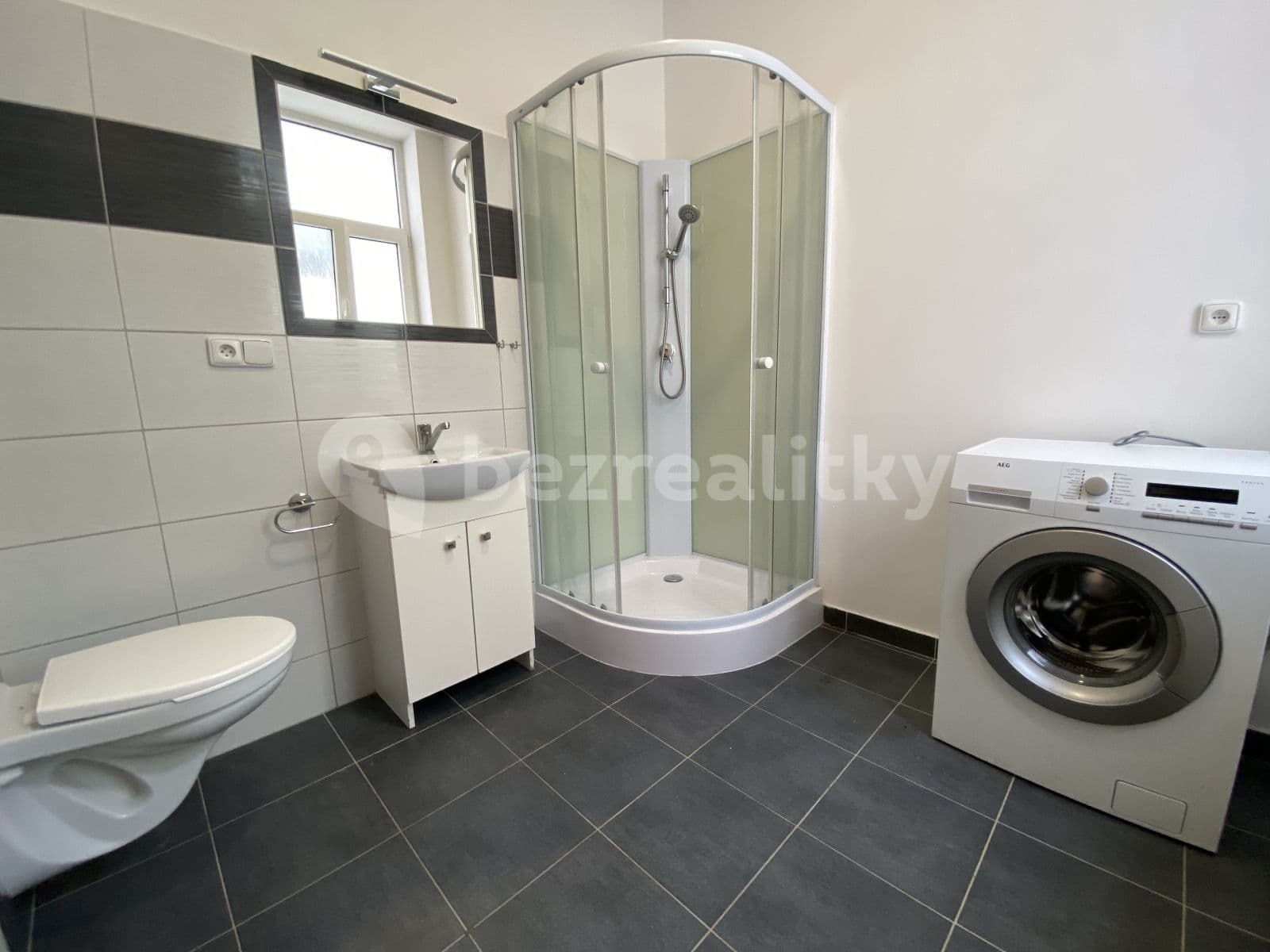 Pronájem bytu 1+kk 18 m², Riegrovo Náměstí, Poděbrady, Středočeský kraj Pronájem bytu 1+kk 18 m², Riegrovo Náměstí, Poděbrady, Středočeský kraj