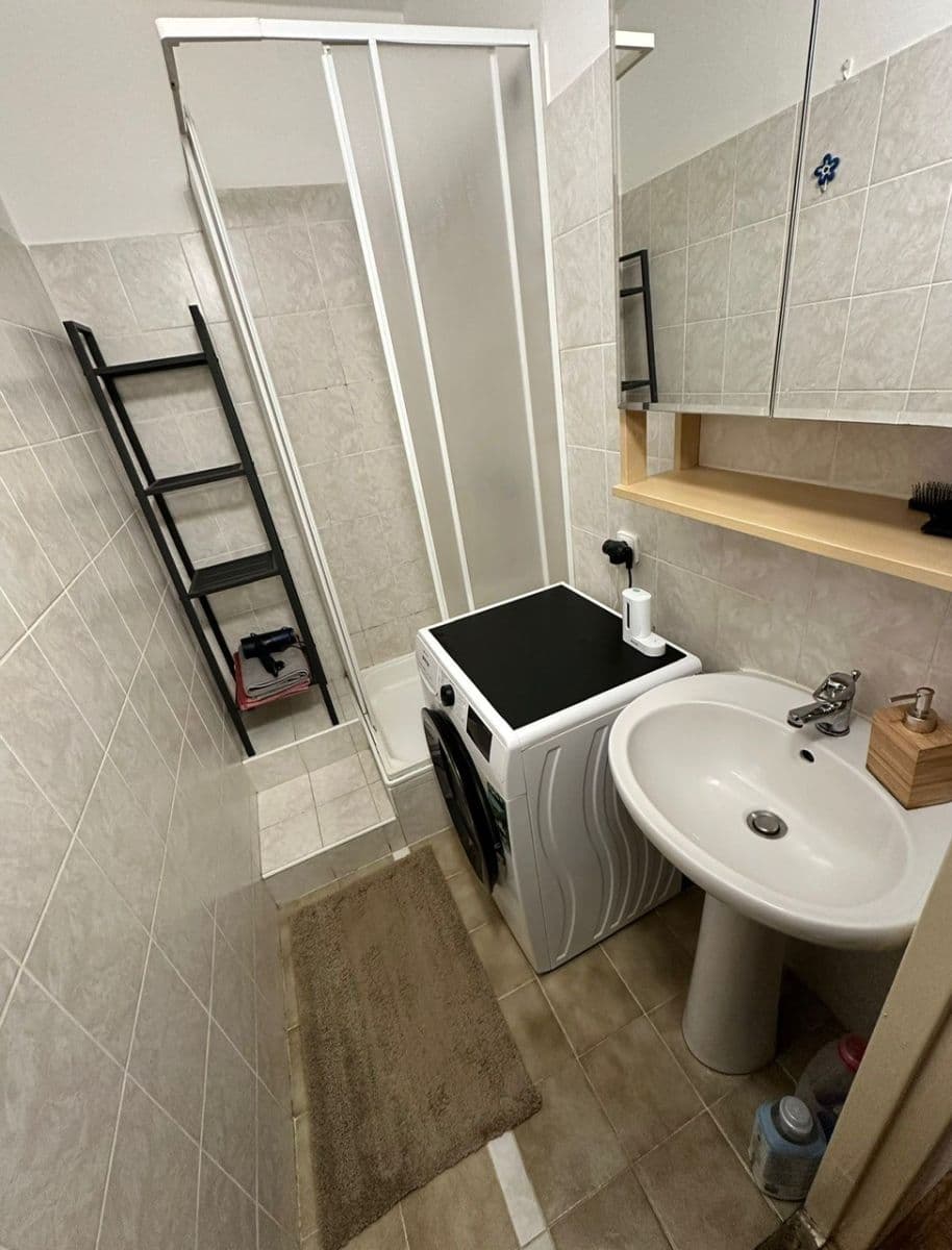 Pronájem bytu 1+1 42 m², Hennerova, Praha, Praha Pronájem bytu 1+1 42 m², Hennerova, Praha, Praha