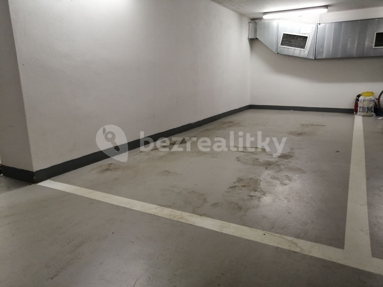 Pronájem garáže 15 m², Kmochova, Hostivice, Středočeský kraj Pronájem garáže 15 m², Kmochova, Hostivice, Středočeský kraj