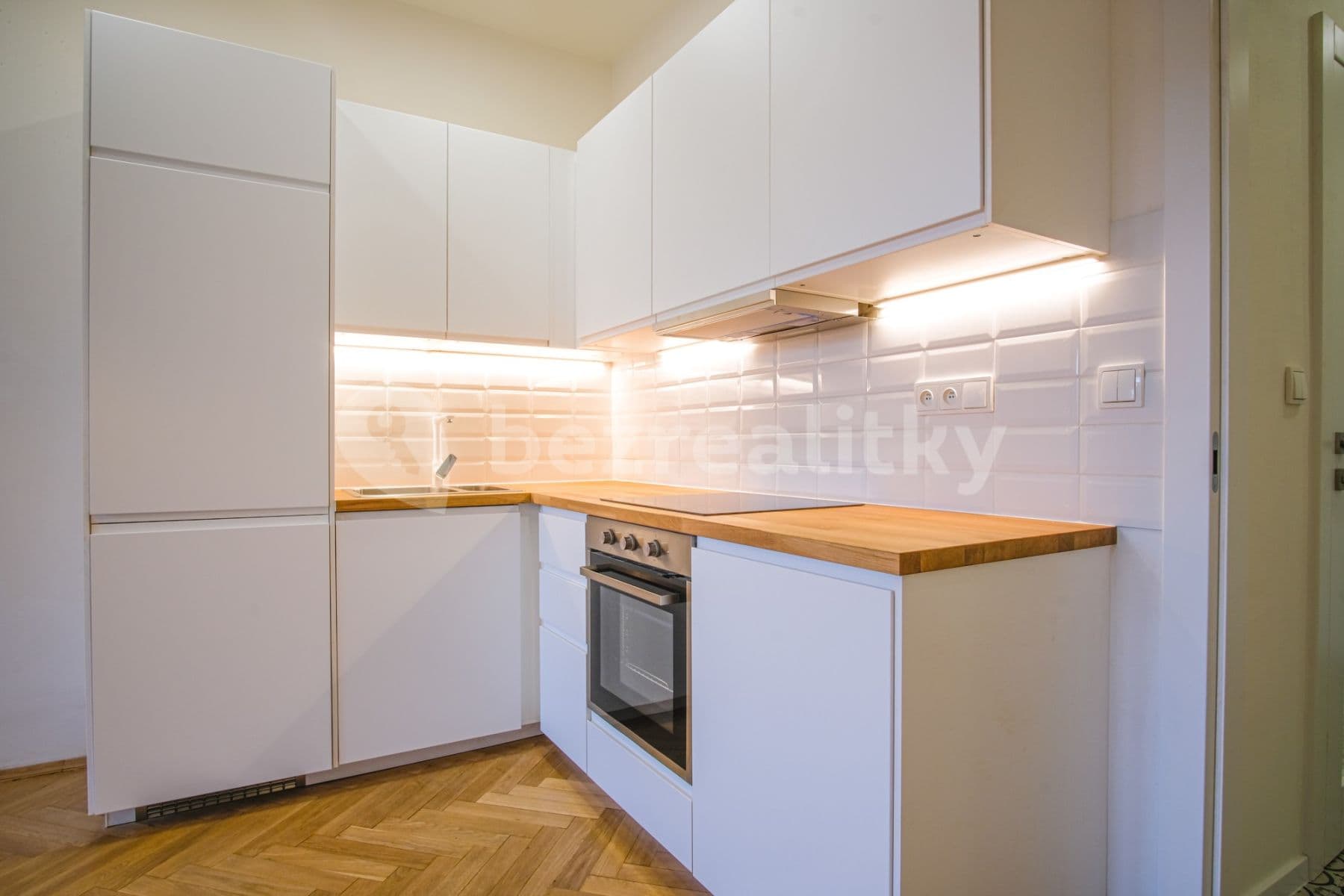 Pronájem bytu 1+kk 28 m², Nádražní, Praha, Praha Pronájem bytu 1+kk 28 m², Nádražní, Praha, Praha