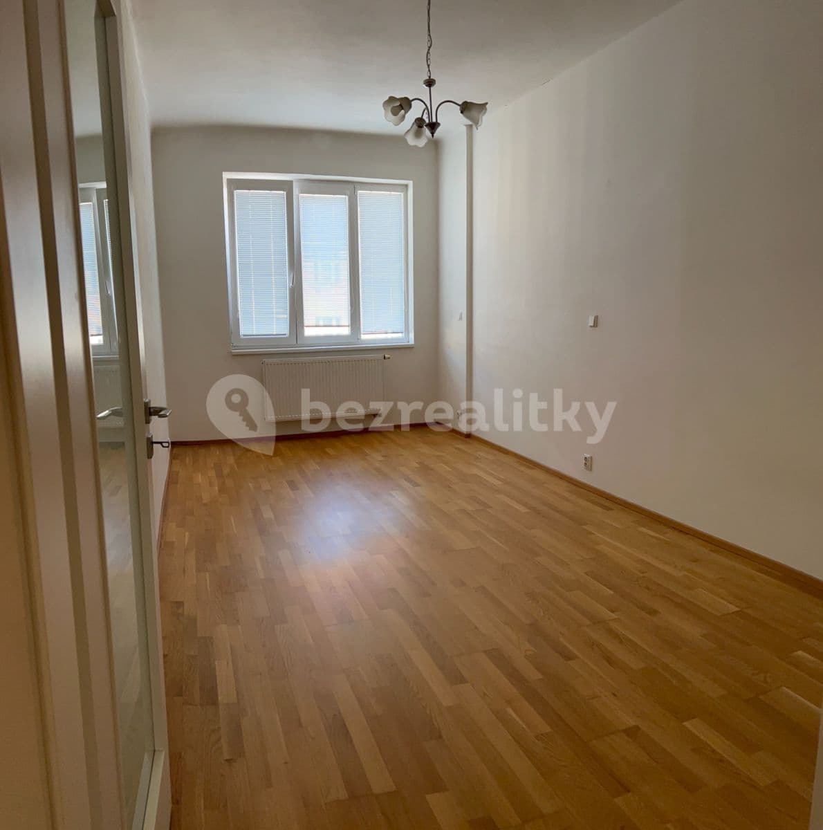 Pronájem bytu 2+kk 55 m², 28. pluku, Praha, Praha Pronájem bytu 2+kk 55 m², 28. pluku, Praha, Praha